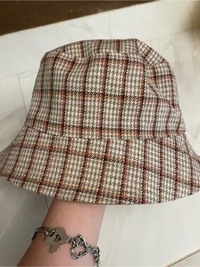 Forever 21 Plaid Bucket Hat in Cream and Brown